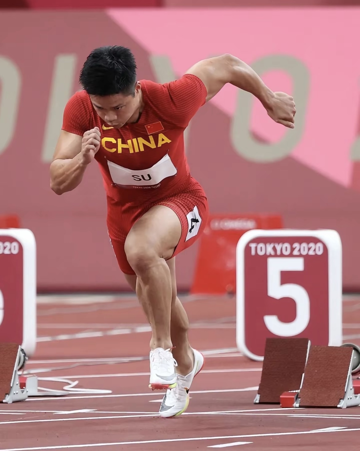 中国运动员在比赛中展现出色技艺，取得好成绩